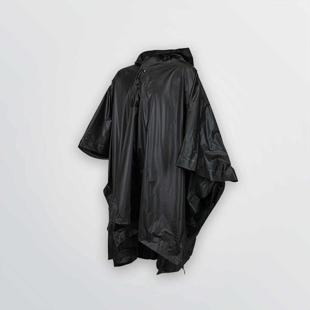 Regenponcho zum Individualisieren als Produktbeispiel in schwarzer Farbe mit Druckknopfleiste und Kapuze