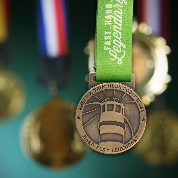 Rundform Medaille in Bronze mit Prägung und grünem Band