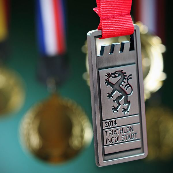 Eckige Medaille in Silber mit Prägung