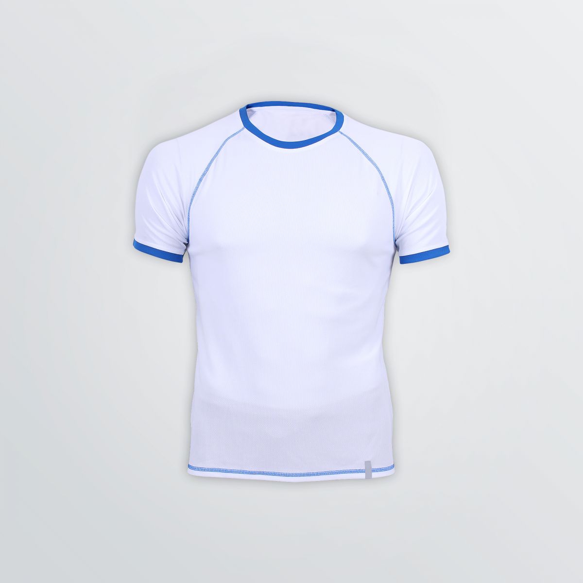 Atmungsaktives Match Tech Shirt mit Flatlocks zum Individualisieren als Produktbeispiel in weißer Farbe mit blauen Flatlocks - Frontansicht