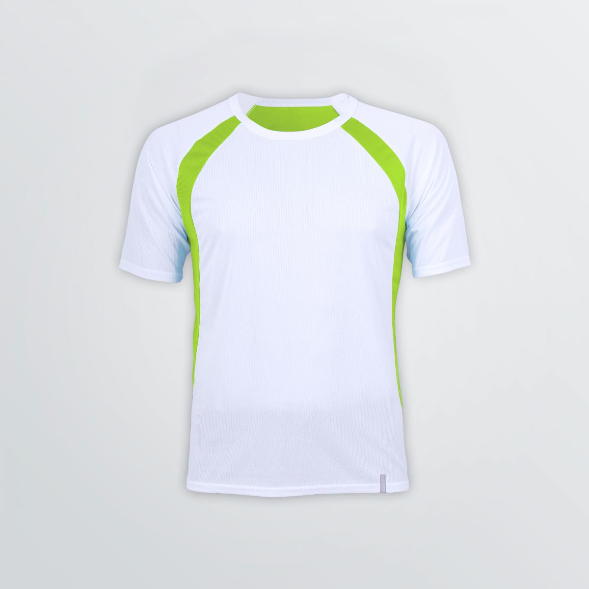 Atmungsaktives Pace Tech Shirt zum Individualisieren als Produktbeispiel in weiß mit grünen Farbakzenten - Frontansicht