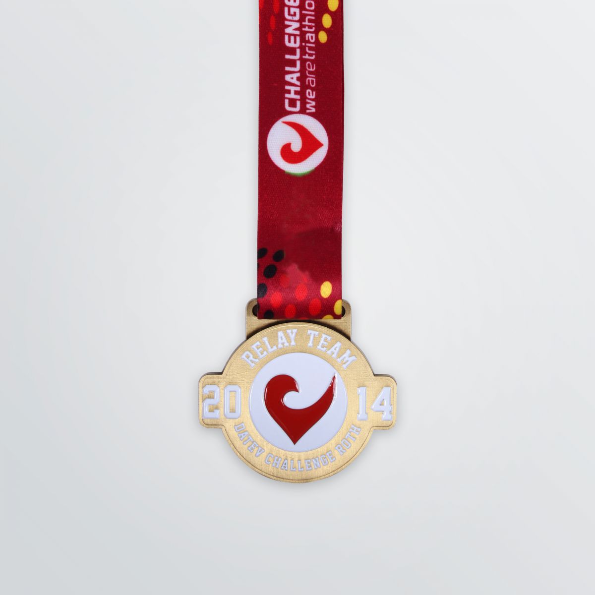 Beispiel Rundfom-Medaille abgebildet mit Logoprägung und rotem Trageband