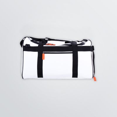 Tasche Voyager als Produktbeispiel in weiß mit schwarzen und orangenen Akzenten - Seitenansicht