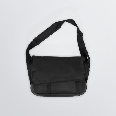 8 StandardfarbenBedruckbarer Messengerbag Universal als Produktbeispiel in schwarzer Farbe mit Schulterriemen